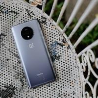 รีวิว OnePlus 7T ดีไซน์กล้องแบบใหม่ ข้างในเกือบเหมือนรุ่นพี่ พร้อม Warp Charge 30T แบตฯเต็มเร็วทันใจ